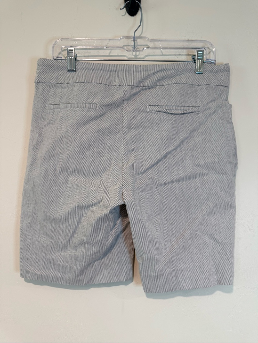 Hilary Radley Women’s Pull On Bermuda Shorts Gray Stripe Stretch Large - Picture 3 of 6